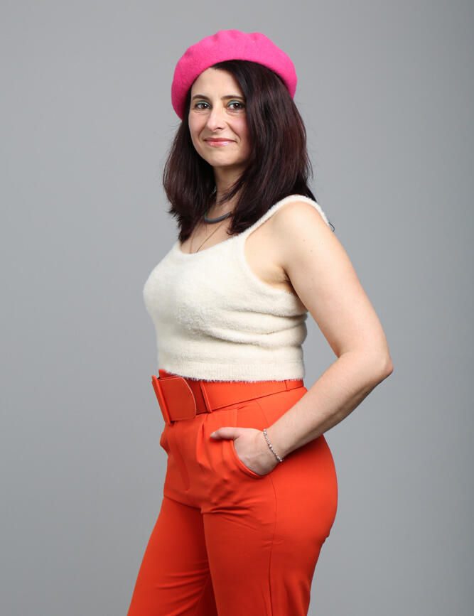 designer's profile picture standing, hands in pocket